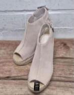 Kenneth Cole - Suedeleren sandalen sleehak maat 37 - Nieuw, Kleding | Dames, Schoenen, Beige, Kenneth Cole, Nieuw, X