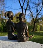 LEZEND MEISJE en JONGEN MET PET / Bronzen beeld / setprijs, Ophalen of Verzenden