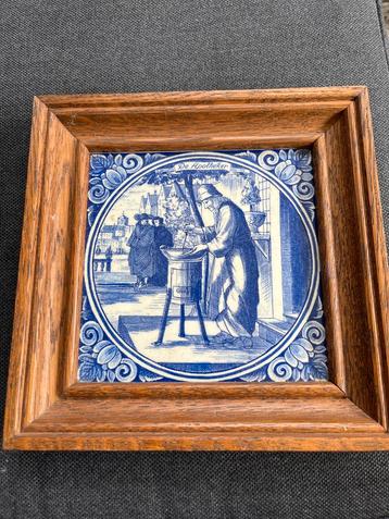 Blauwe Tegel 'De Apotheker' in houten lijst beschikbaar voor biedingen