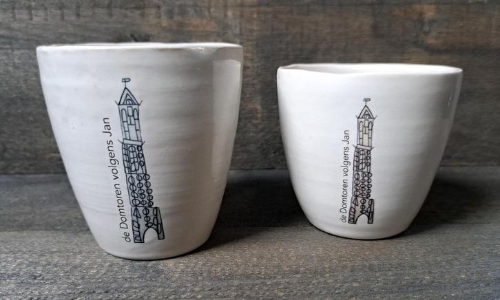2 bekers "de Domtoren volgens Jan". stichting Echtwaar, Antiek en Kunst, Antiek | Keramiek en Aardewerk, Ophalen of Verzenden