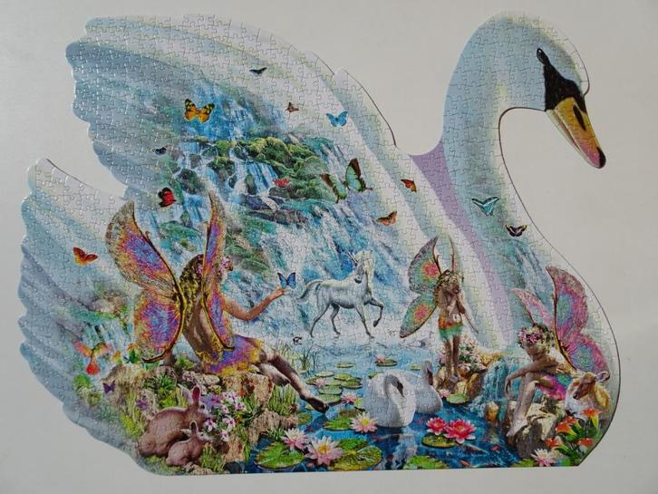 Zwaan met eenhoorn en elfjes - vormpuzzel Jumbo 1000 st, Hobby en Vrije tijd, Denksport en Puzzels, Gebruikt, Legpuzzel, 500 t/m 1500 stukjes
