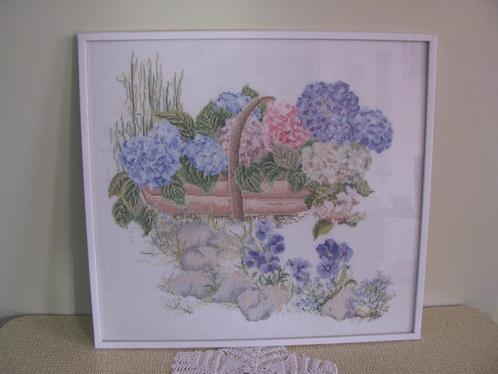 Mand met hortensia bloemen * FRAAI * borduurwerk in lijst *, Huis en Inrichting, Woonaccessoires | Wanddecoraties, Zo goed als nieuw