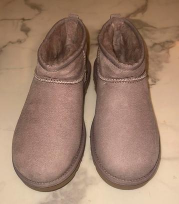 Ugg classic Ultra Mini beschikbaar voor biedingen