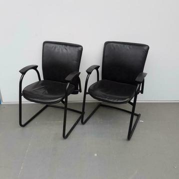 Set 2x degelijke Interstuhl vergaderstoelen - zwart leder beschikbaar voor biedingen