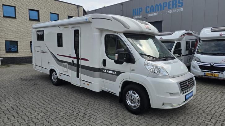 Adria Coral S 670 SL (lengte bedden) (bj 2013), Caravans en Kamperen, Campers, Bedrijf, tot en met 3, Half-integraal, Adria, Diesel