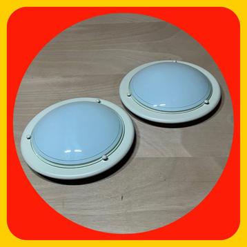 110.  Plafonniere Twee Stuks Diameter 31 cm beschikbaar voor biedingen