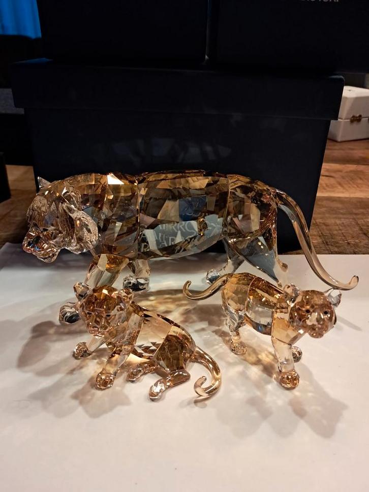 Swarovski Tijgers met Welpen in Originele Doos, Verzamelen, Swarovski, Zo goed als nieuw, Figuurtje, Ophalen of Verzenden