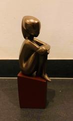 Parastone beeld van een vrouw in gehurkte houding., Ophalen of Verzenden