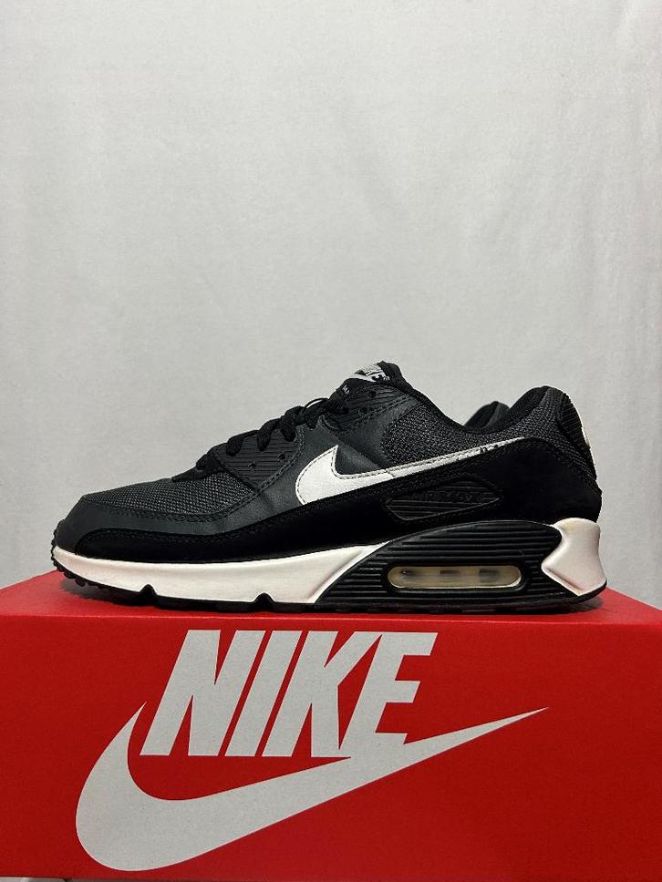 ALS NIEUW + DOOS! Maat 45 - Nike Air Max 90 Iron Grey, Kleding | Heren, Schoenen, Zo goed als nieuw, Sneakers of Gympen, Overige kleuren