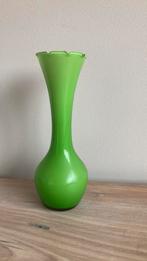 Vintage groene swirl bud vaas grgolfde rand, Antiek en Kunst, Ophalen of Verzenden