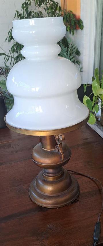 Vintage Schemerlamp met witte glazen kap beschikbaar voor biedingen