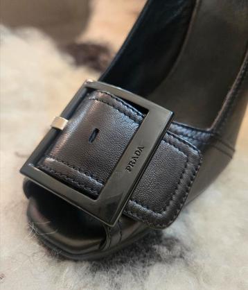 Genuine PRADA Black Leather Open Toe Sling Backs - 40,5 beschikbaar voor biedingen