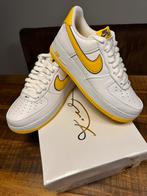 Nike Air Force 1 Low 'Kobe Bryant Lakers Home' - 42,5, Kleding | Heren, Schoenen, Wit, Nike, Nieuw, Ophalen of Verzenden