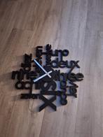 Moderne Wandklok met Woorden, Ophalen of Verzenden, Zo goed als nieuw, Analoog, Wandklok