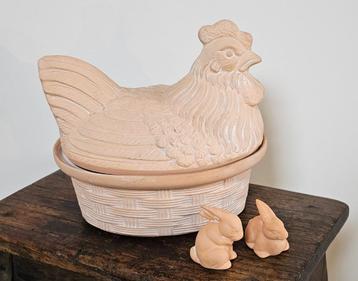 Terracotta kip op mandje paas ensemble / hazen PASEN beschikbaar voor biedingen
