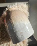 Madam Stoltz tur sur ton vaas in crème/beige, Huis en Inrichting, Woonaccessoires | Vazen, Overige kleuren, Aardewerk of Porselein