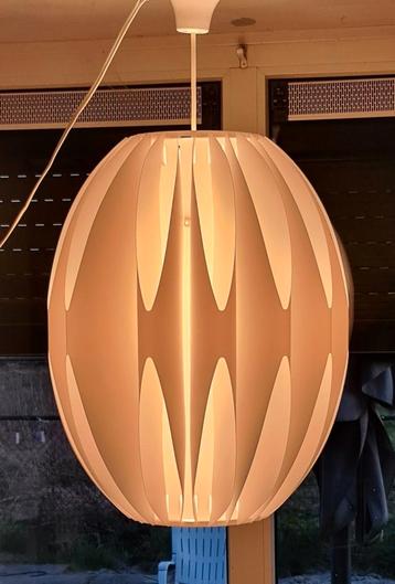 Space age kunststof lamellen hanglamp  beschikbaar voor biedingen