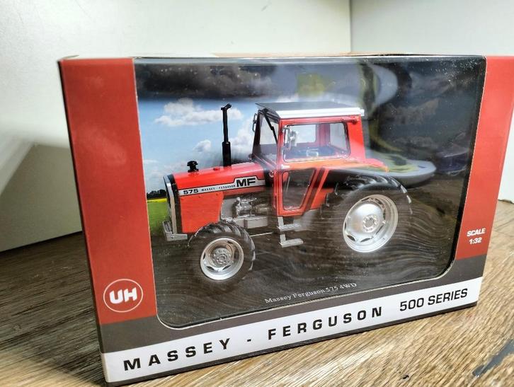 Te koop UH6701 Massey Ferguson 575 4-WD Gelimiteerd., Hobby en Vrije tijd, Modelauto's | 1:32, Nieuw, Tractor of Landbouw, Universal Hobbies
