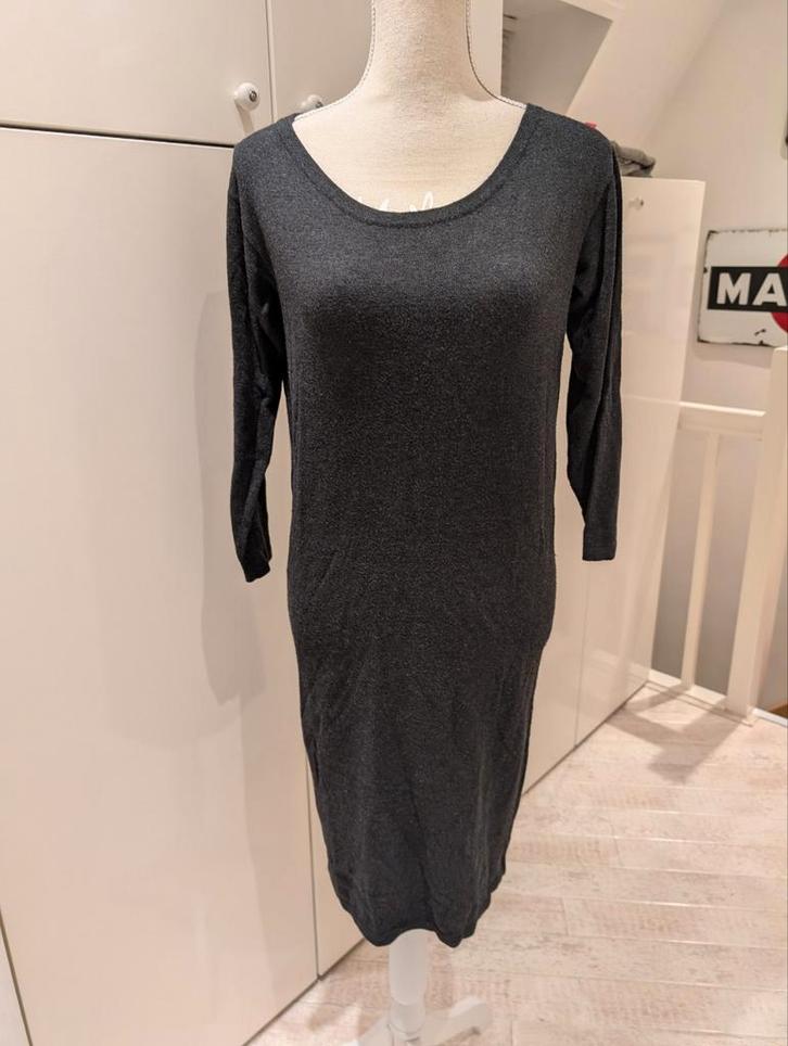 Grijze Gebreide Jurk - HEMA Maat M, Kleding | Dames, Jurken, Zo goed als nieuw, Maat 38/40 (M), Grijs, Knielengte, Ophalen of Verzenden