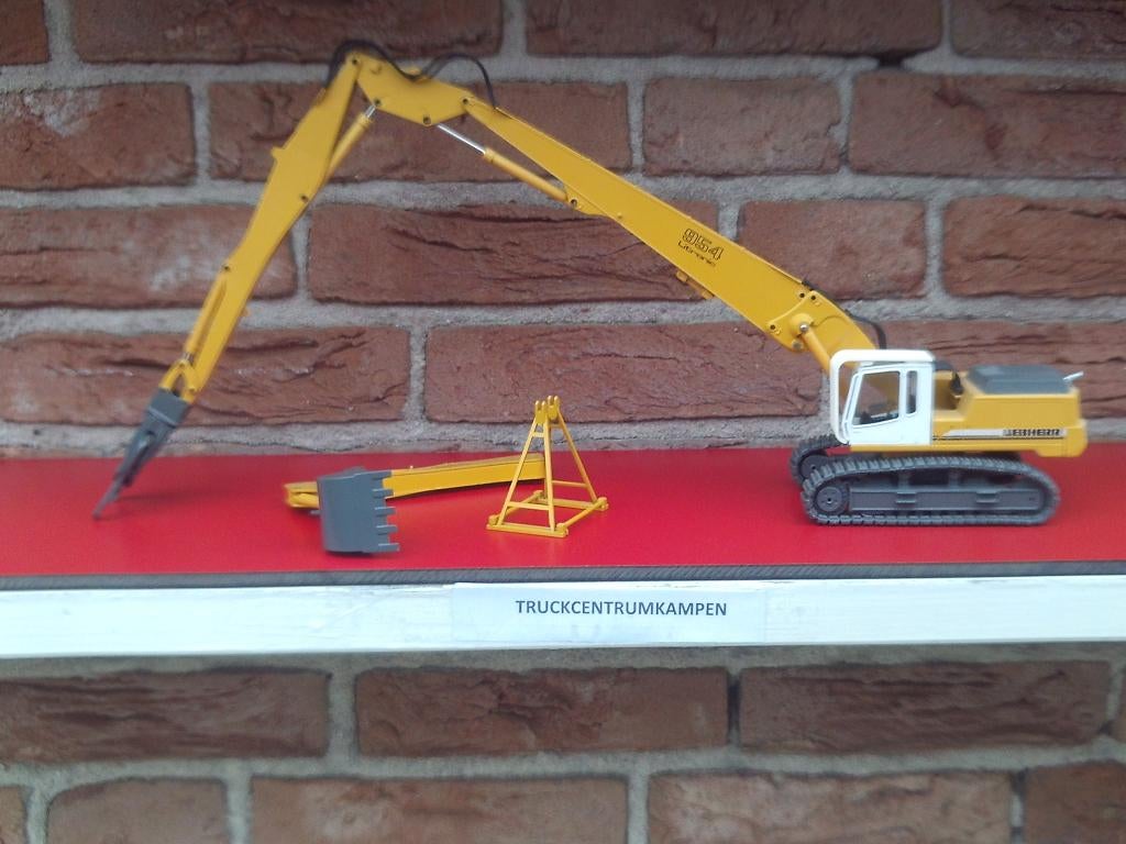 Liebherr  Rupskraan  met  lange  giek.