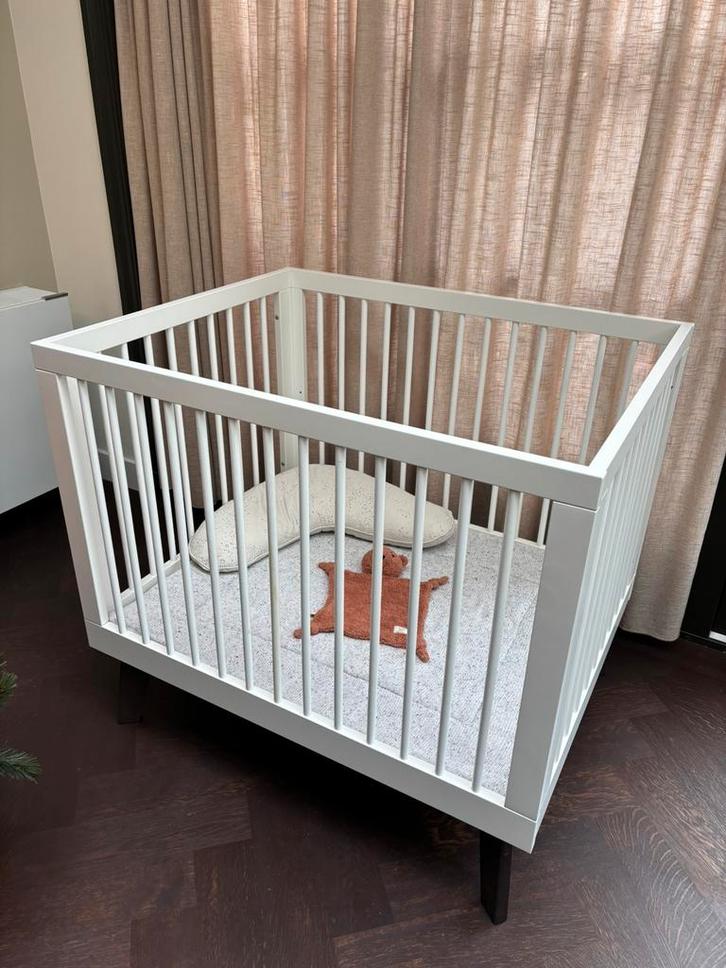 Kidsmill Sixties box wit mat / walnoot, Kinderen en Baby's, Boxen, Zo goed als nieuw, Rechthoekig, In hoogte verstelbaar, Ophalen