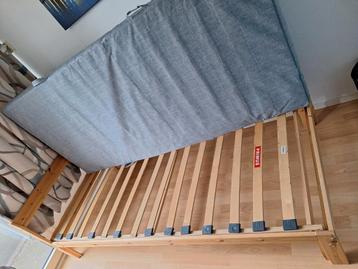 Houten bed enLattenbodem met Matras beschikbaar voor biedingen