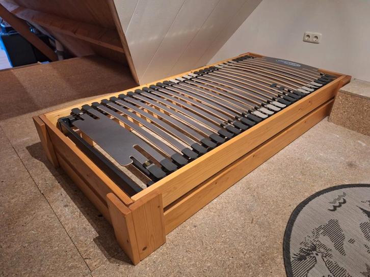 Houten bed met verstelbare lattenbodem., Huis en Inrichting, Slaapkamer | Bedden, Gebruikt, Eenpersoons, 90 cm, 200 cm, Hout, Verstelbaar