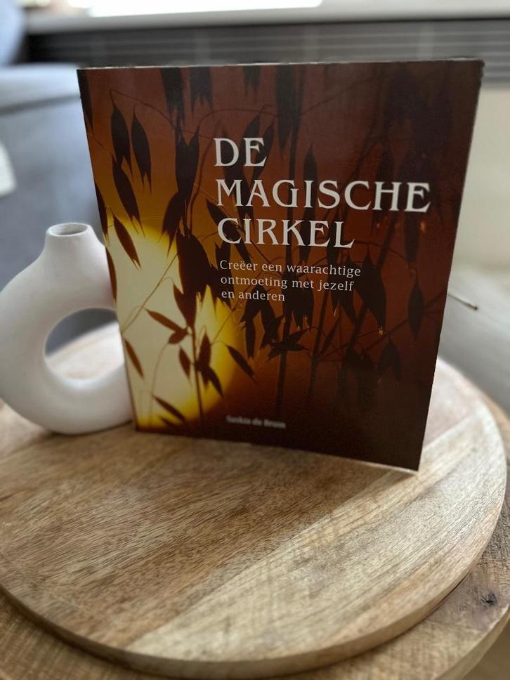 Boek: De magische cirkel van Saskia de Bruin, Boeken, Esoterie en Spiritualiteit, Zo goed als nieuw, Overige typen, Ophalen of Verzenden