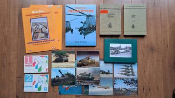 Militaire boeken en ansichtkaarten beschikbaar voor biedingen