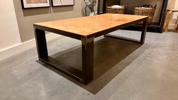 Stoere en stijlvolle industriële salontafel beschikbaar voor biedingen