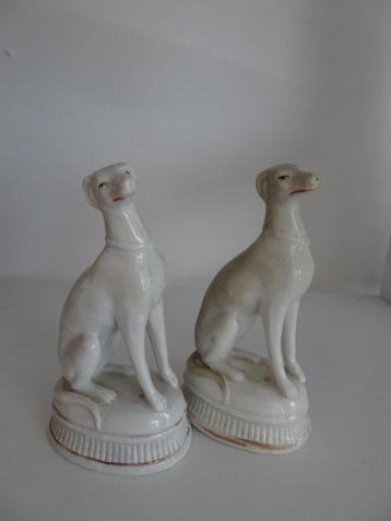 Twee antiek Franse porselein Italiaanse windhondjes Whippet beschikbaar voor biedingen