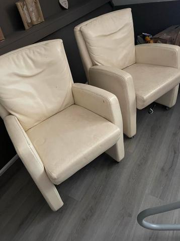 2 Leren Fauteuils op Wielen beschikbaar voor biedingen