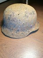 Duitse M35/M40 stahlhelm bodemvondst camouflage Berlijn, Ophalen of Verzenden, Landmacht, Duitsland, Helm of Baret