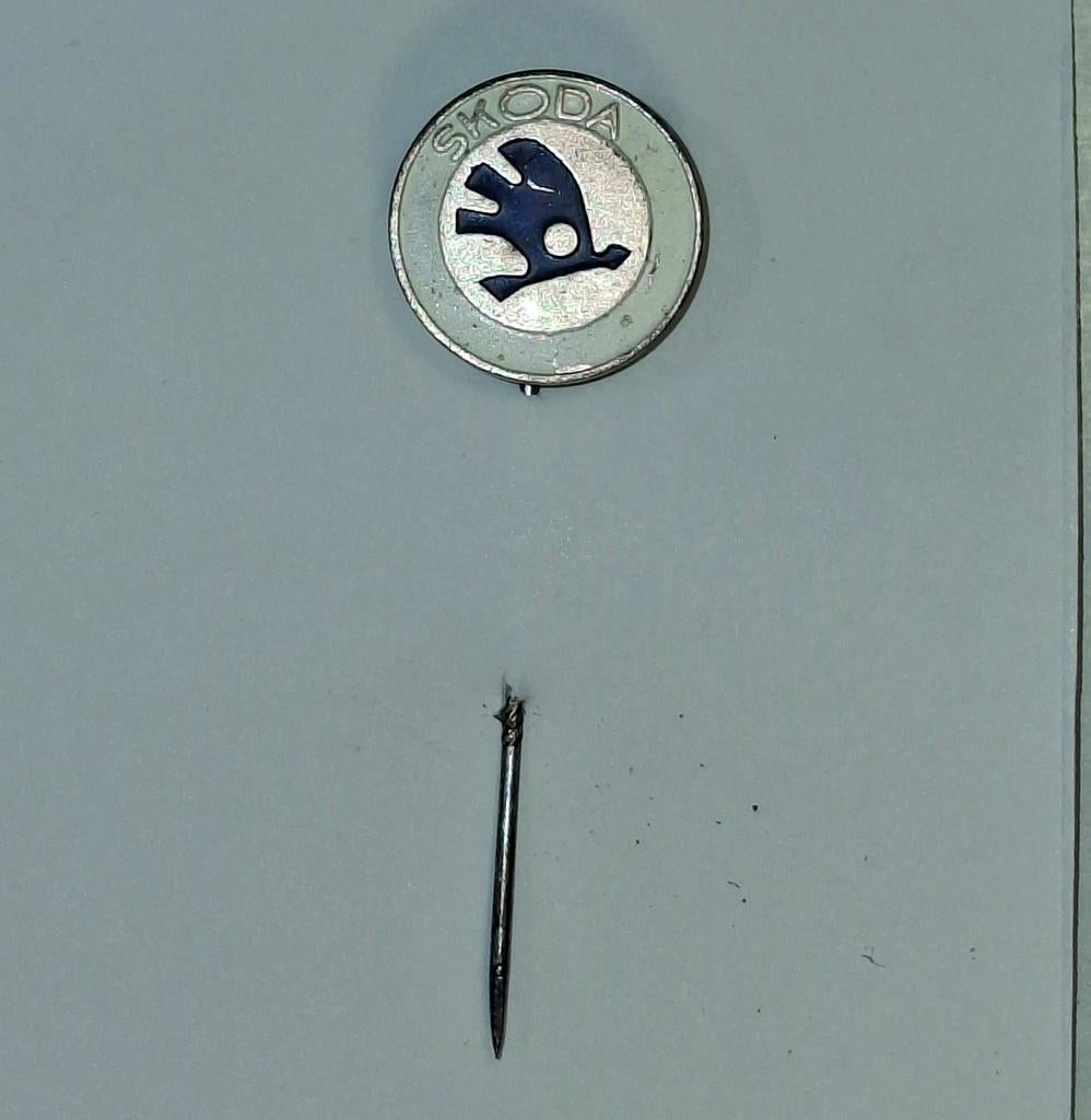 Vintage Skoda Pin Badge, Auto diversen, Autostickers, Verzenden