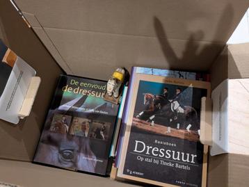 Doos vol boeken over over dressuur en paarden. beschikbaar voor biedingen