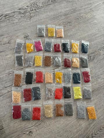 43 zakjes rocailles maat 3 mm beschikbaar voor biedingen