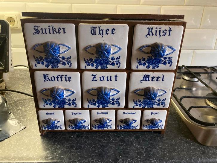 Oude kruidenkast met Delfts blauwe tegels, Antiek en Kunst, Antiek | Keukenbenodigdheden, Ophalen