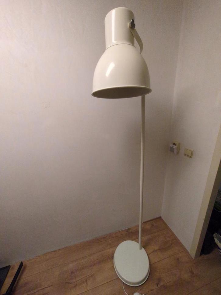 IKEA Hektar Vloerlamp - Wit, Huis en Inrichting, Lampen | Vloerlampen, Zo goed als nieuw, 150 tot 200 cm, Metaal, Ophalen