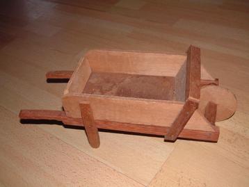 klein handgemaakt houten sier kruiwagentje kruiwagen beschikbaar voor biedingen