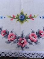 Tafelkleed geborduurd (uit Zweden) 45 x 45 cm, Ophalen of Verzenden, Zo goed als nieuw, Vierkant, Binnen