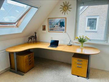 Groot hoekbureau plus twee bureau kasten
