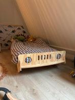 Gaaf houten autobed 80x180 cm, Ophalen, 70 tot 85 cm, Zo goed als nieuw, Matras