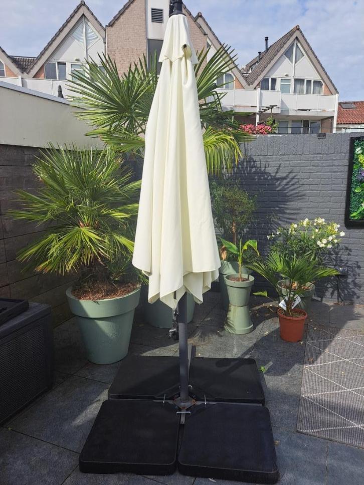 zweefparasol met voet, Tuin en Terras, Parasols, Gebruikt, Zweefparasol, 3 tot 4 meter, Verstelbaar, Ophalen
