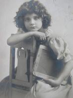 Antieke Kaart - Meisje op Stoel met Lei, Gelopen, Kinderen, Voor 1920, Verzenden