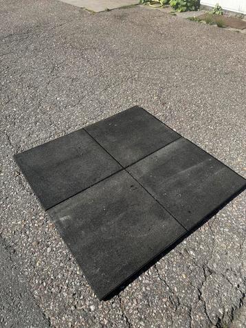 RUBBEREN TEGELS 50x50 – Topdeal! €2 p/st – 170 stuks beschikbaar voor biedingen