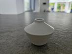 Hella Duys vaasje mini wit, Huis en Inrichting, Woonaccessoires | Vazen, Wit, Aardewerk of Porselein, Ophalen of Verzenden, Zo goed als nieuw