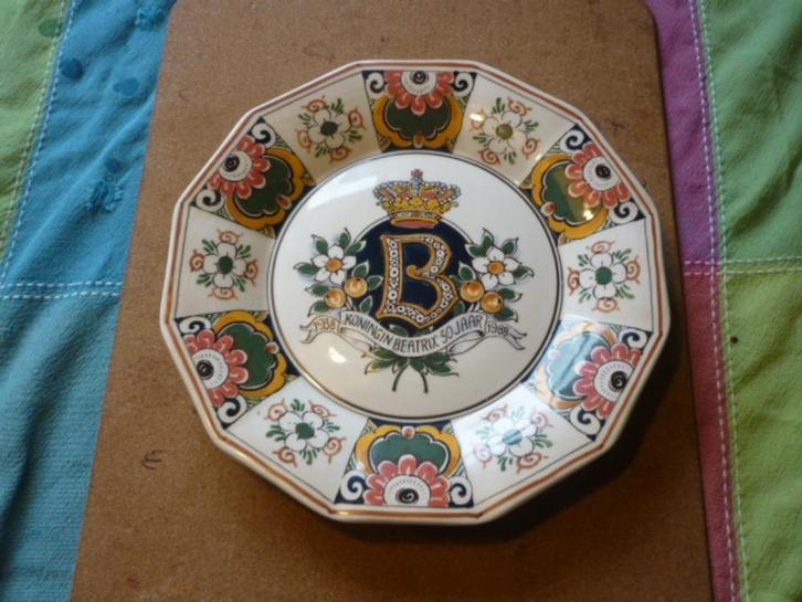 Mooi gedecoreerd wandbord met een B in het midden, Antiek en Kunst, Antiek | Wandborden en Tegels, Ophalen of Verzenden