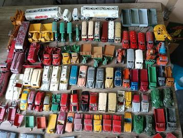 Ruim 100 Oude Dinky Toys  beschikbaar voor biedingen