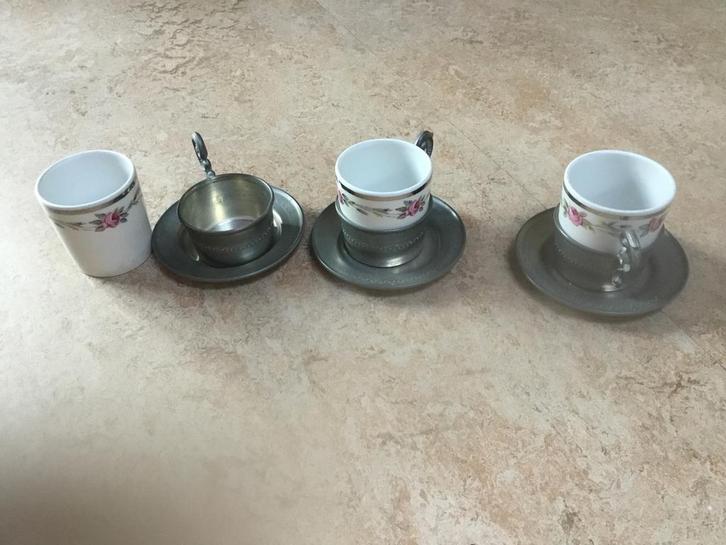 3 Kopjes in Tinnen Houder met Schoteltje, Antiek en Kunst, Antiek | Tin, Ophalen