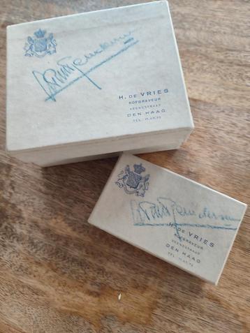 Vintage doosjes met visitekaartje en envelop beschikbaar voor biedingen